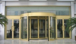 濰坊電動(dòng)旋轉(zhuǎn)門(mén)生產(chǎn)廠家優(yōu)選指南 建筑建材采購(gòu)與自動(dòng)門(mén)行業(yè)趨勢(shì)